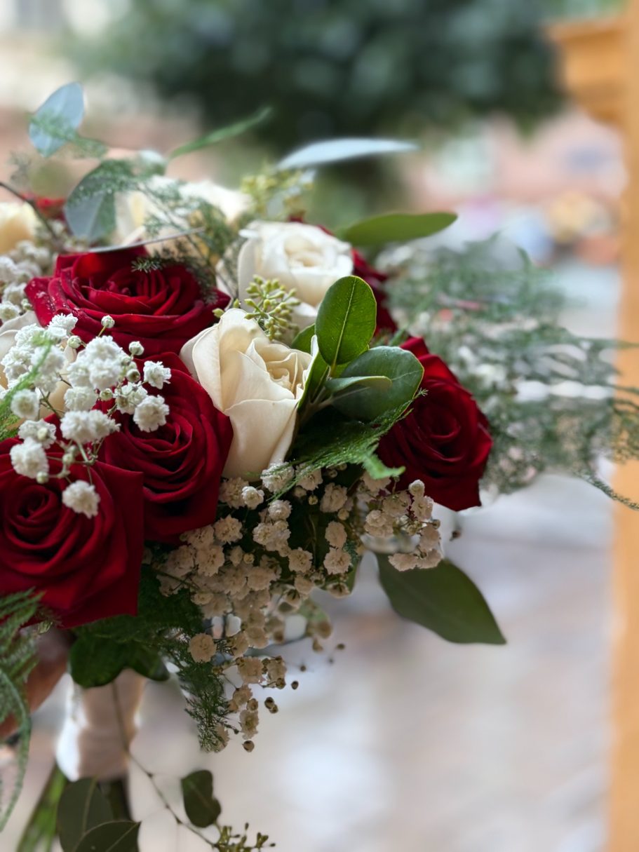 Brudbukett Brudbukett i röda och vita rosor